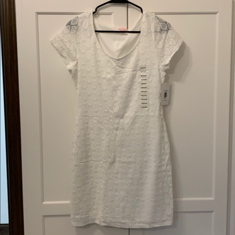 👗White Lace Dress